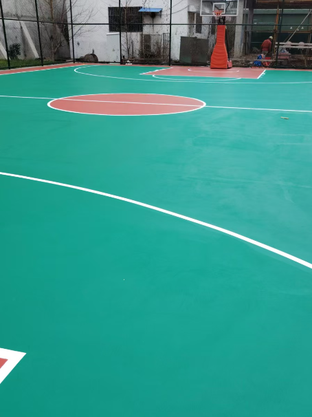 临桂 球场长期使用易出现地面开裂